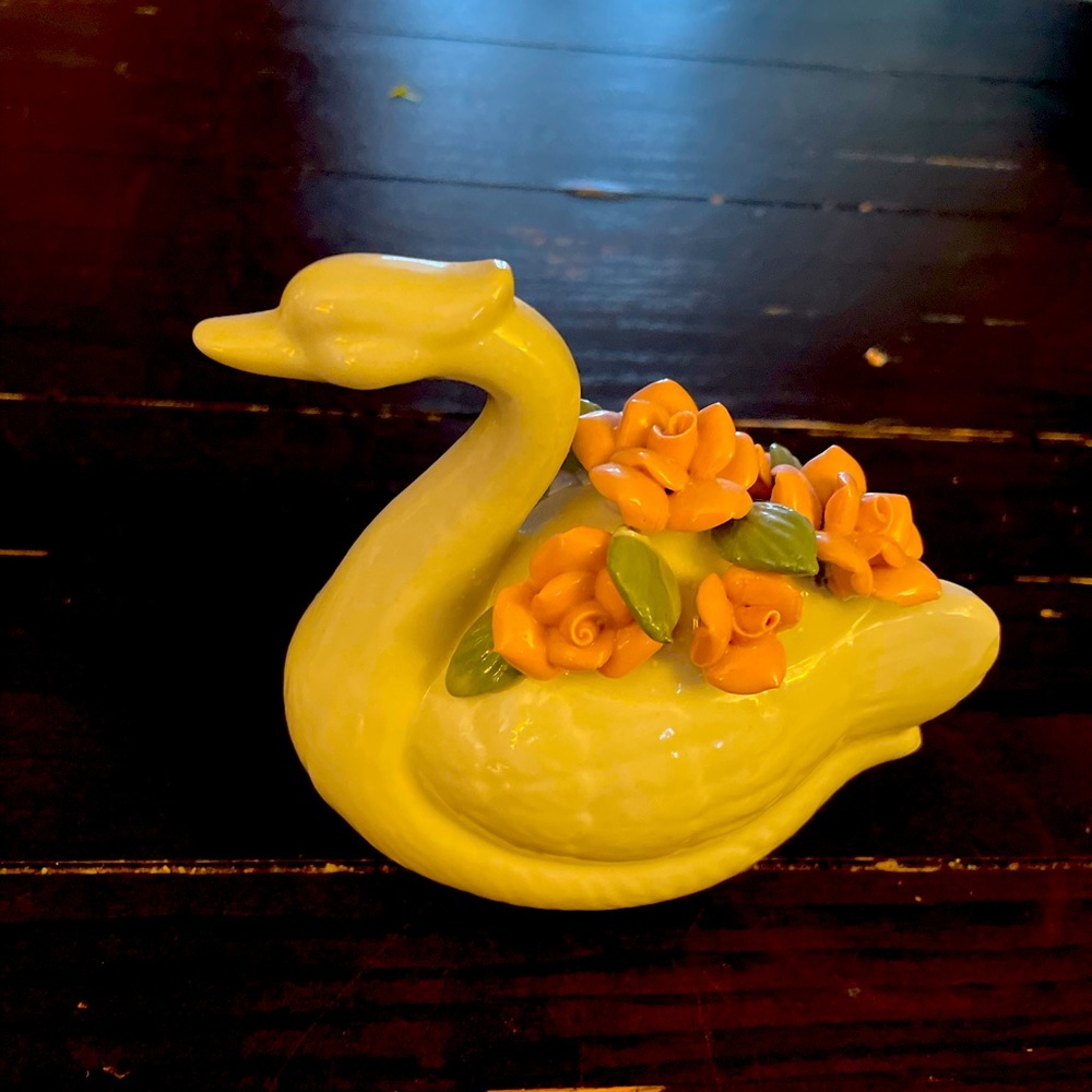 Swan with rosés ceramic figurine